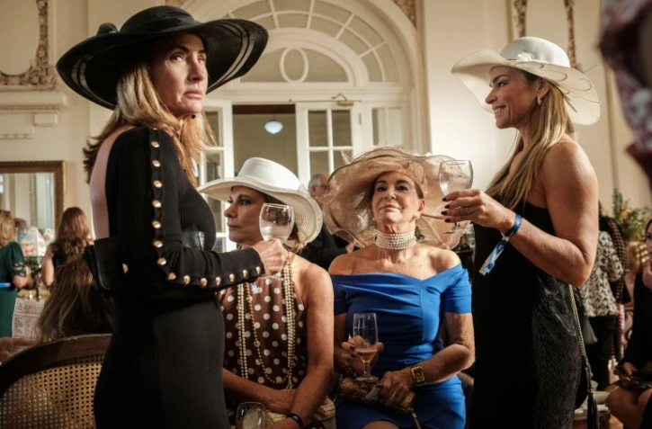 "Nous buvions du champagne, maintenant, nous sommes à la bière", regrette une Brésilienne lors du très select Salon des Roses de l'hippodrome de Rio de Janeiro, le 11 juin 2017