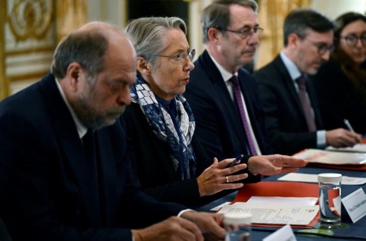 La Première ministre Elisabeth Borne (2eG) préside une réunion sécuritaire à Matignon au demain de l'attaque meurtrière au couteau près de la tour Eiffel, le 3 décembre 2023 à Paris