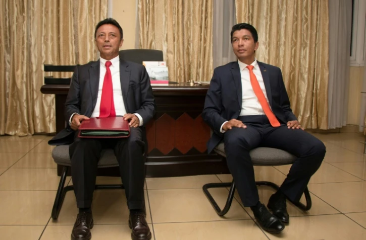 Les candidats au second tour de la présidentielle malgache, Marc Ravalomanana (gauche) et Andry Rajoelina (droite), avant un débat télévisé, le 9 décembre 2018 à Antananarivo.