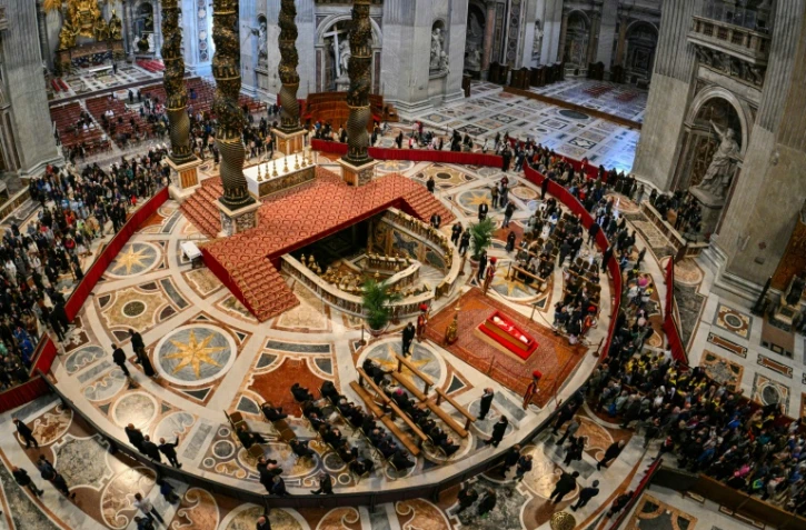 Des personnes font la queue pour rendre hommage au pape François le 24 avril 2025 dans la basilique Saint-Pierre, au Vatican