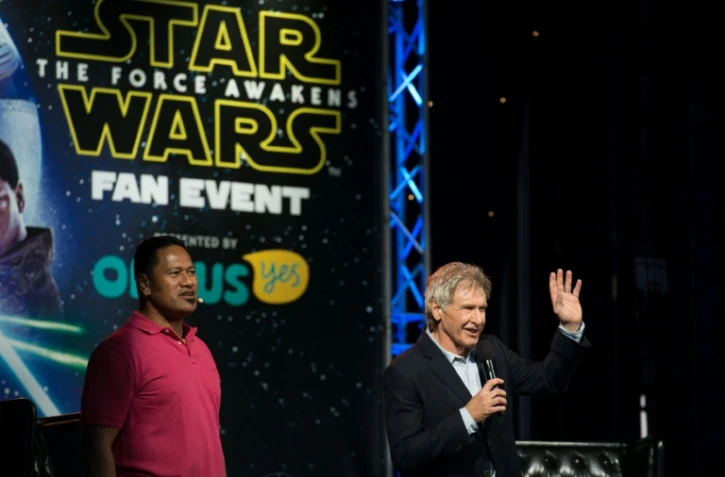L'acteur américain Harrison Ford (d) salue ses fans lors d'un événement promotionnel autour du dernier opus "Star Wars" aux côtés de l'acteur australo-néozélandais Jay Laga'aia à l'opéra de Sydney, le 10 décembre 2015