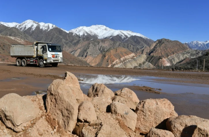 Un camion transporte des déchets nucléaires de l'époque soviétique près de Min-Kush le 18 octobre 2024 dans le centre du Kirghizstan