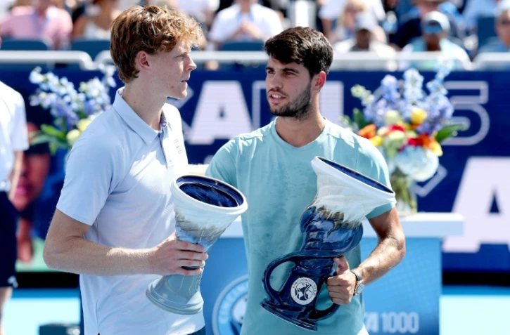 Jannik Sinner (G) et Carlos Alcaraz après la finale du Masters 1000 de Cincinnati, lors de laquelle l'Italien a été contraint à l'abandon, le 18 août 2025
