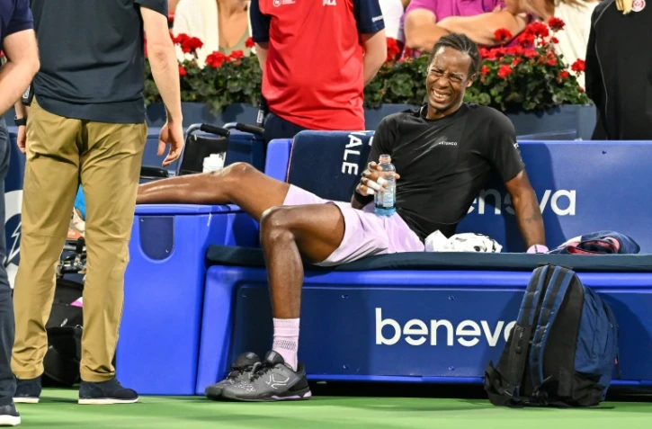 Le Français Gaël Monfils grimace après s'être blessé au pied pendant son match du 3e tour contre le Britannique Jack Draper au Masters 1000 de Montréal le 11 août 2022 à Montréal