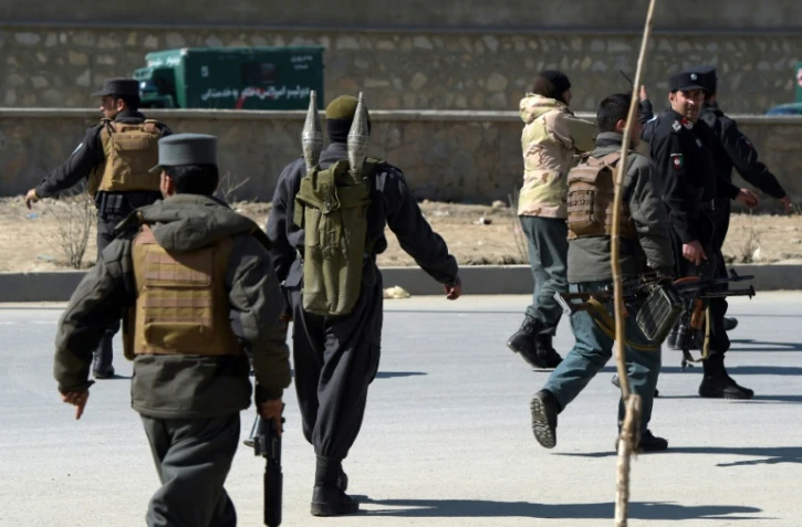 Arrivée de policiers sur le lieu d'un attentat suicide le 1er mars 2017 à Kaboul