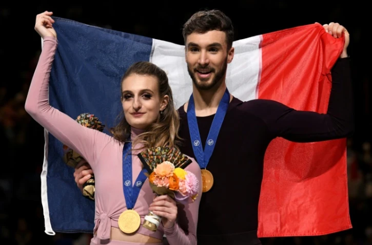 Gabriella Papadakis et Guillaume Cizeron posent sur le podium après avoir remporté le titre en danse sur glace aux Mondiaux de patinage artistique, le 23 mars 2019 à Saitama