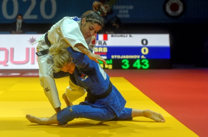 La judoka française Shirine Boukli (en blanc) en finale du Championnat d'Europe contre la Serbe Andrea Stojadinov, à Prague, le 19 novembre 2020