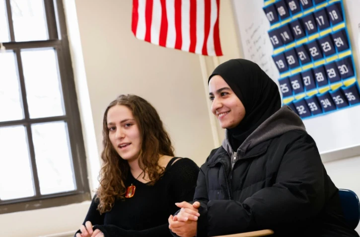 Rawda Elbatrawhish (d) et Liora Pelavin lors d'un entretien au lycée de Teaneck, le 19 janvier 2024 dans le New Jersey