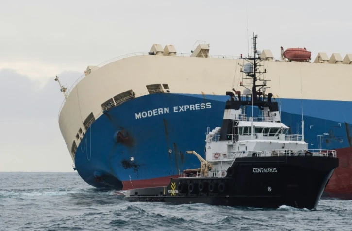 Photo publiée le 1er février 2016 par la Marine nationale du cargo Modern Express qui dérive au large du littoral français