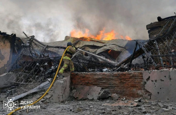Photo diffusée par le Service d'urgence de l'État ukrainien, le 6 mai 2025, d'un pompier luttant contre un incendie dans un bâtiment après une attaque aérienne à Soumy, dans le nord-est de l'Ukraine