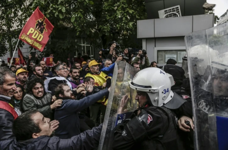 Manifestants et policiers anti-émeutes s'affrontent à Istanbul le 13 octobre 2015 lors d'un rassemblement pour dénoncer le double attentat du 10 octobre 2015