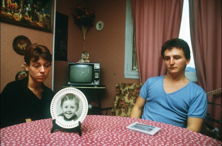 Christine et Jean-Marie Villemin sont photographiés chez eux, avec un portrait de leur fils Grégory, le 23 novembre 1984 à Lépanges-sur-Vologne, dans les Vosges