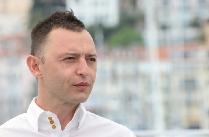 Le comédien russe Roma Zver, à l'affiche de "Leto", pose à Cannes lors d'un photocall le 10 mai 2018