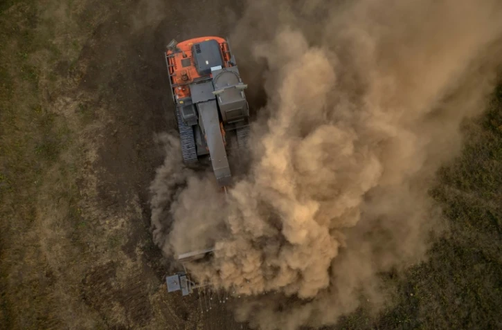 Un véhicule de déminage artisanal durant une démonstration à Kryvyï Rig, en Ukraine, le 15 septembre 2023