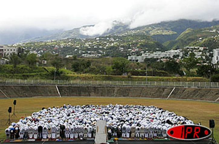 Dimanche 14 novembre 2004
Plusieurs centaines de Musulmans se sont réunis sur la pelouse du stade vélodrome pour célébrer la prière marquant la fin du mois du ramadan
