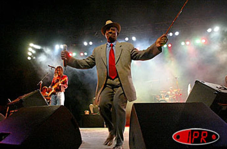 Firmin Viry va fêter ses 50 ans de maloya le samedi 19 juin 2004 à Saint-Leu