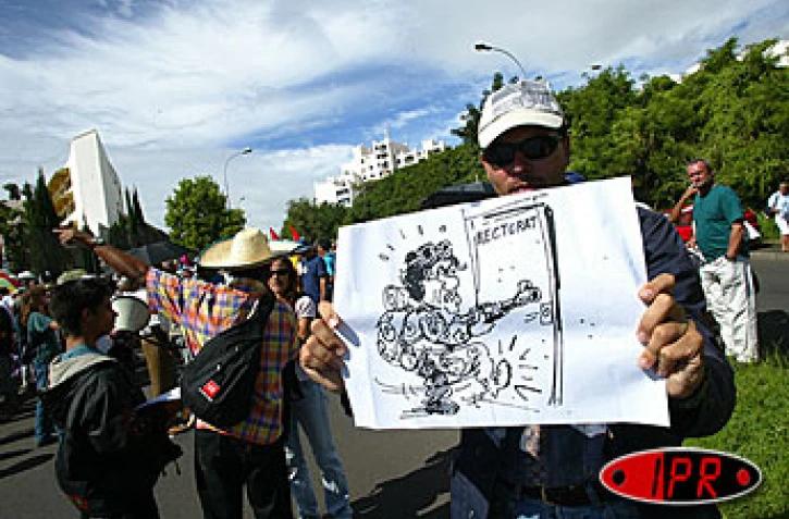 Mercredi 4 juin 2003 -
Les fonctionnaires de l'Éducation nationale rejoints par les agents des Impôts et des Douanes ont reconduit leur grève jusqu'au 10 mai prochain