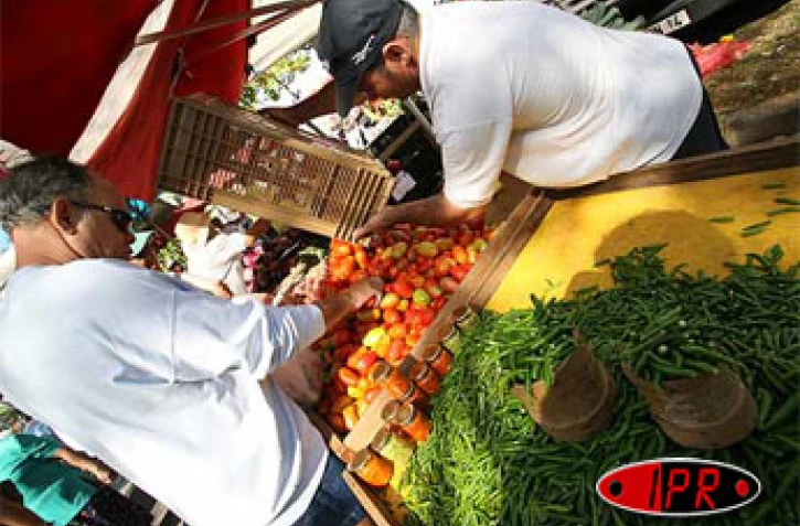 Vendredi 27 octobre 2006 -

Sur le marché forain du quartier de l'Oasis au Port