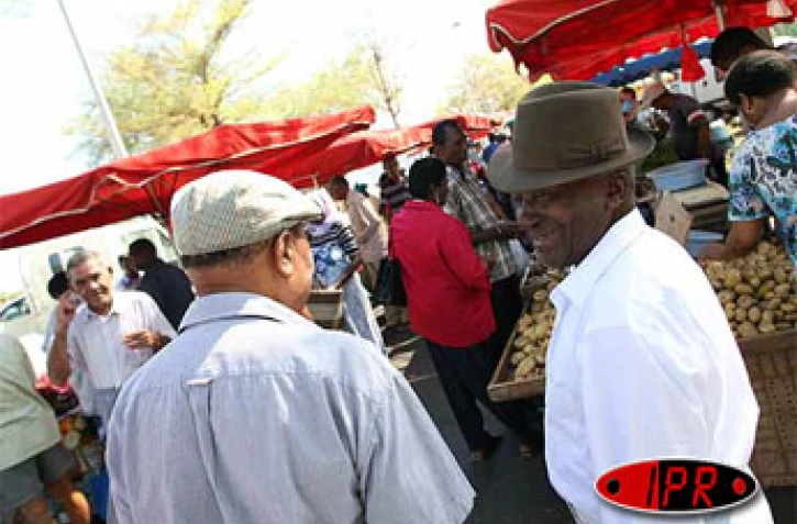 Vendredi 27 octobre 2006 -

Sur le marché forain du quartier de l'Oasis au Port