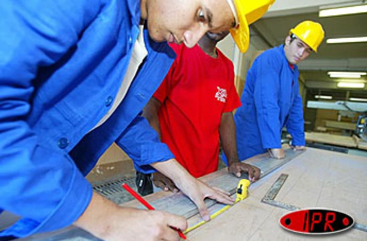 Lundi 27 septembre 2004
Une formation complémentaire d'initiative locale (FCIL) de coffreur, bancheur et ferrailleur a commence au lycée professionnel de l'Horizon (Saint-Denis)