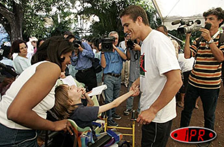Lundi 7 juin 2004

Le footballeur Laurent Robert et ses complices mettent leur talent au service des orphelins et des enfants handicapés