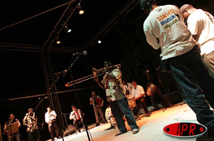 Vendredi 6 août 2004

Gangbé Brass Band (Bénin) et les Cuivres de l'Est en plein &quot;b?uf&quot;