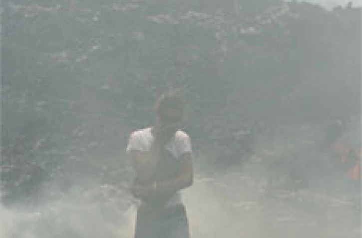 Jeudi 5 avril 2007 - Le Tremblet (Saint-Philippe)

En raison des émanations de gaz volcanique, l'air est difficilement respirable à proximité des coulés