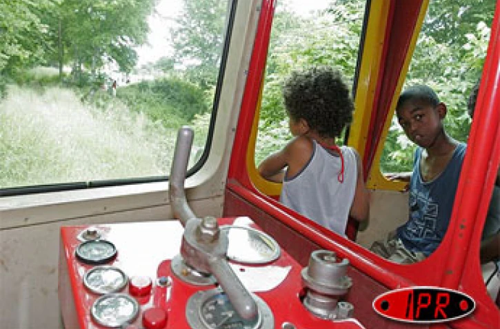 Jeudi 30 mars 2006 -

Les habitants de la Grande Chaloupe ont pris le ti train pour sortir de l'isolement où ils sont confinés depuis l'éboulis sur la route du littoral