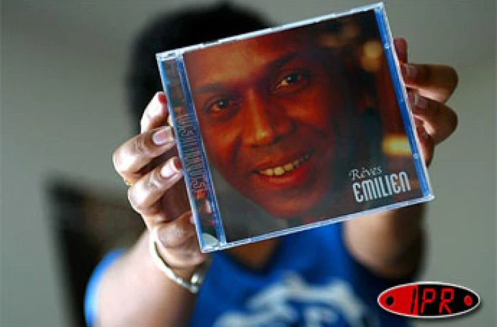 Gérard Émilien, le chanteur scientifique