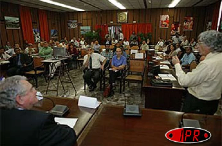 Mardi 30 août 2005 -


Un colloque sur les possibilités d'investissement à Madagascar a été organisé à la CCIR