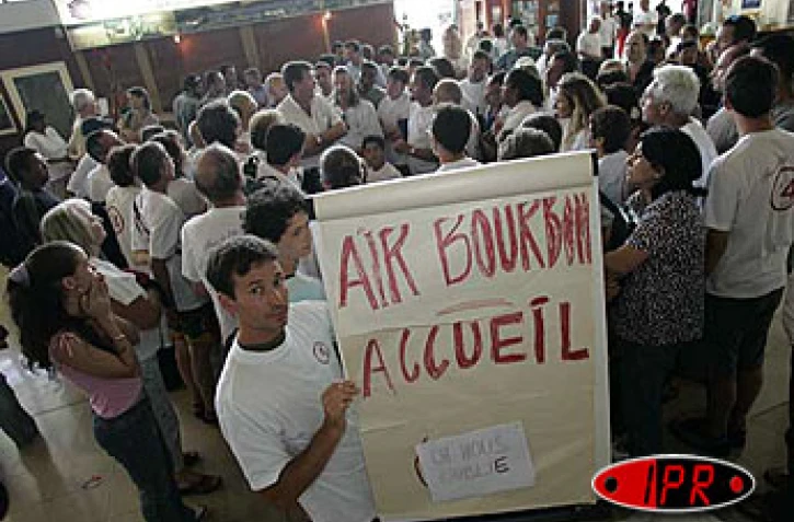 Dimanche 28 novembre 2004 -

Cloués au sol, des passagers d'Air Bourbon ont manifesté à l'aéroport Roland Garros. Une rapide bousculade a eu lieu avec les gendarmes