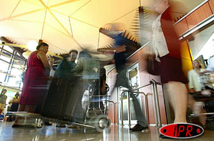Arrivée de passagers à l'aéroport international Roland Garros à Sainte-Marie (Nord)