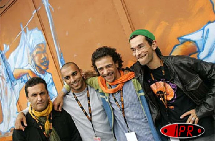 Vendredi 5 août 2005
Amazigh Kateb et un autre membre de Gnawa Diffusion