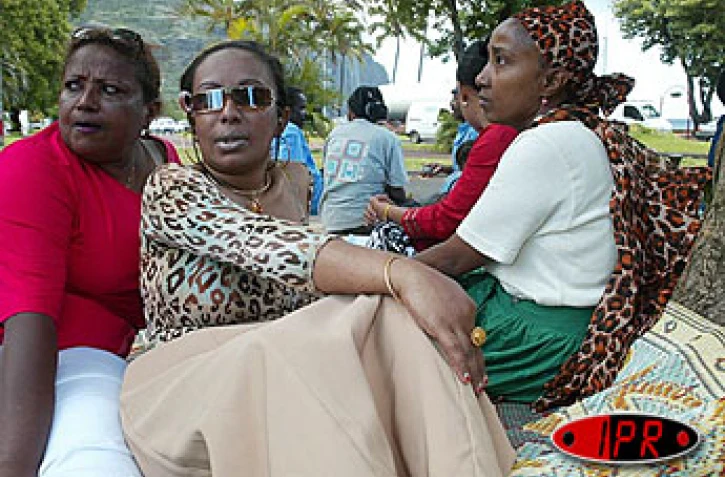 Lundi 15 novembre 2004
La mère et les s?urs du jeune étudiant comorien expulsé ont entamé une grève de la faim devant la préfecture