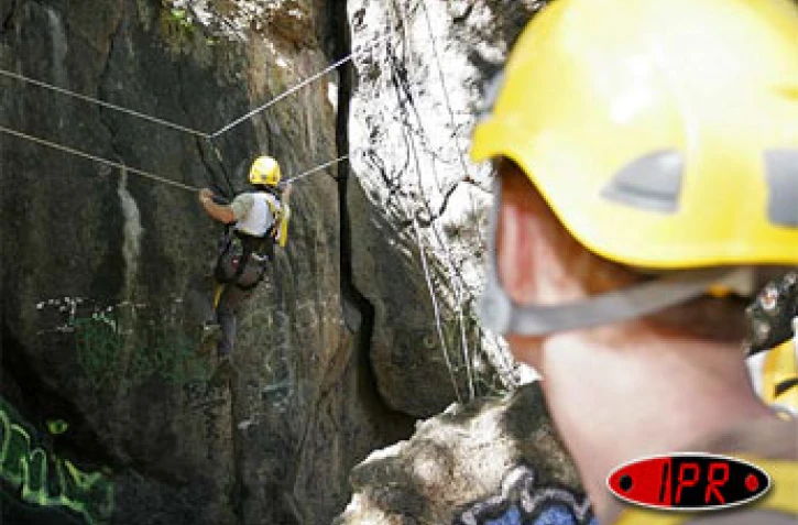 Mercredi 8 juin 2005 -Dans le cadre de leur formation, aux métiers du BTP, une vingtaine de jeunes ont escaladé la falaise située à l'entrée Nord de Saint-Leu
