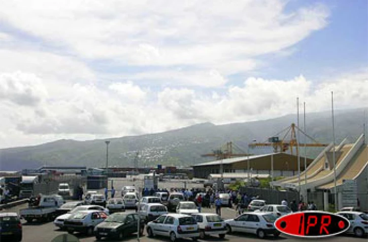 Lundi 21 février 2005

Le port Est est bloqué par les grévistes de la SERMAT