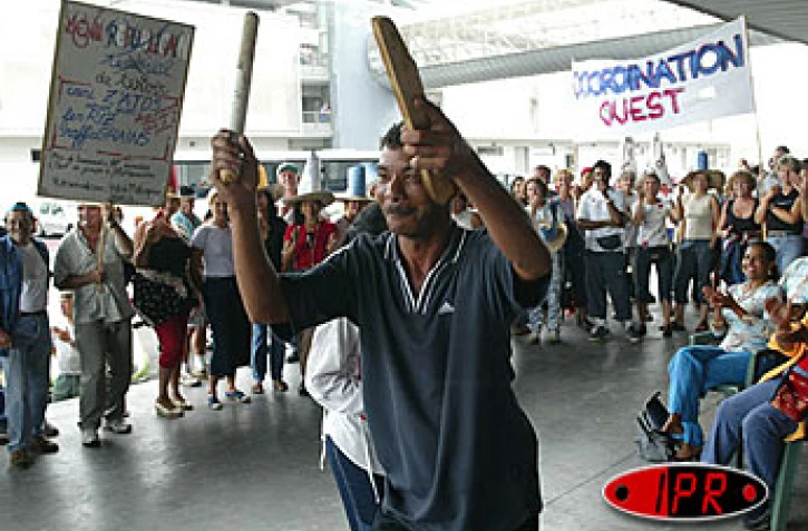 Le personnel de la chambre de commerce et d'industrie de La Réunion (CCIR) a bouclé ce mardi 6 mai 2003 son 14ème jour de grève. Aucune réunion de concertation n'est prévue avec la direction