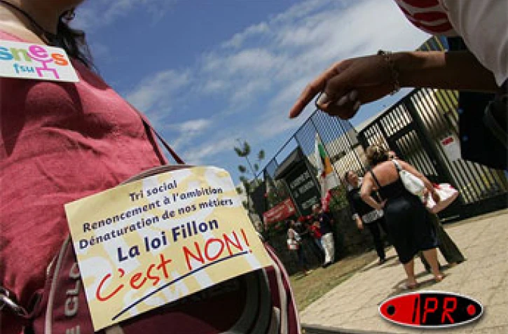 Jeudi 24 novembre 2005 -

À l'appel de la FSU, une centaine de grévistes se sont réunis devant le rectorat pour dénoncer la politique du gouvernement en matière d'éducation