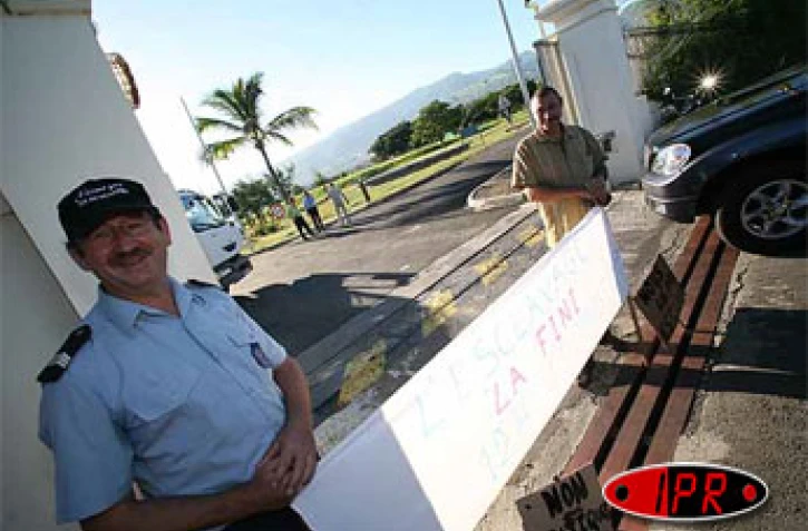 Lundi 29 mai 2006 -

Les surveillants de la prison du Port ne veulent pas d'un allongement de elur temps de service