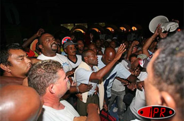 Mercredi 18 avril 2007 - Devant le tribunal de Saint-Pierre

Cyrille Hamilcaro, le maire UDF de Saint-Louis, a été mis en examen pour recel d'escroquerie