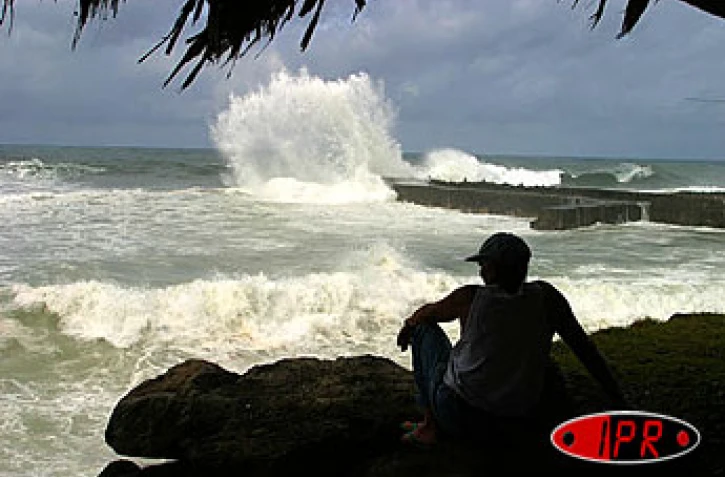 Saint-Benoît  - samedi 6 mars 2004
Dans le sillage du cyclone intense Gafilo, une forte houle déferle sur les côtes de La Réunion