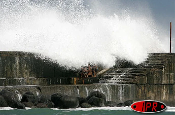 Dimanche 13 décembre 2005

Forte houle à Roches Noires (Saint-Gilles) pour le plus grand plaisir des surfeurs