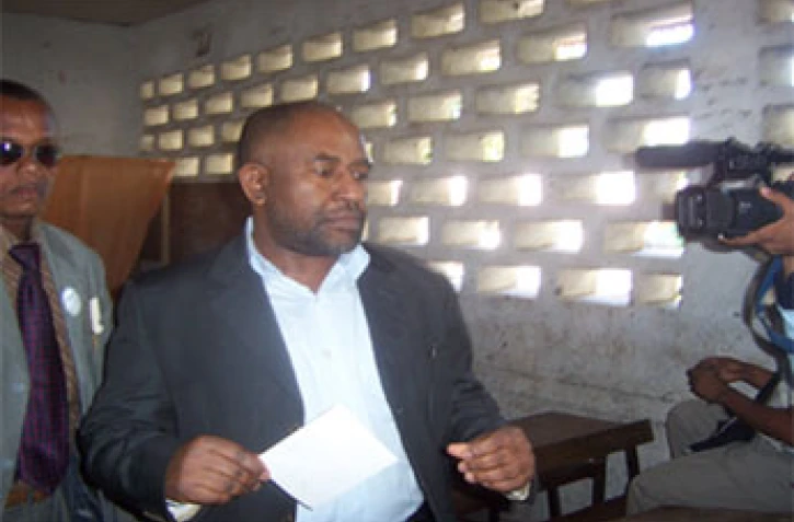 Dimanche 14 mai 2006
Le président sortant le colonel Azali Assoumani, a voté dans la matinée à Mitsoudjé son village natal (Grande Comore)

Photo agence HZK - Presse