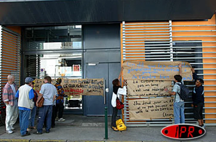 Mercredi 2 juillet 2003À La Réunion comme en métropole, les intermittents du spectacle dénoncent la modification de leur mode d'indemnisation du chômageLes intermittents du spectacle se sont retrouvé ce mercredi 2 juillet 2003 après-midi à la direction