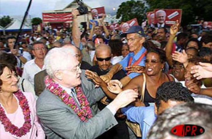Le socialitste Lionel Jospin, candidat à la présidentielle d'avril 2002, a effectué un séjour éclair à La Réunion le samedi 9 mars 2002