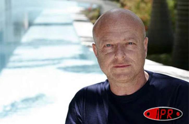 Vendredi 2 décembre 2005 

Le réalisateur Gérard Krawczyk assiste au premier festival du film de La Réunion