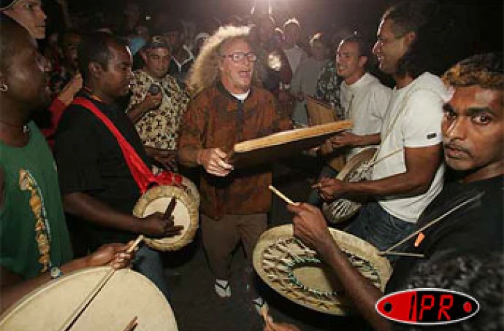 Danyèl Waro figure parmi la dizaine d'artistes réunionnais répertoriés dans sur le site www.languesdefranceenchansons.com