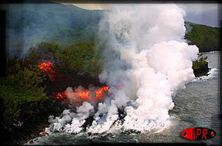 14 janvier 2002, la lave traverse la route nationale 2 reliant Sainte-Rose (Est) à Saint-Philipe (Sud) et se jete dans la mer