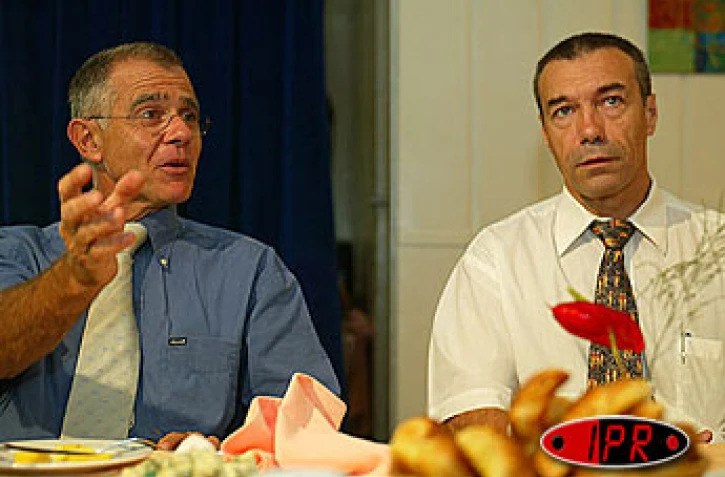 Samedi 28 juin 2003
Philippe Lacoste quitte la direction régionale désormais assurée par Jean-Guy Lengliné. Le passage de témoin a eu lieu ce vendredi 27 juin 2003