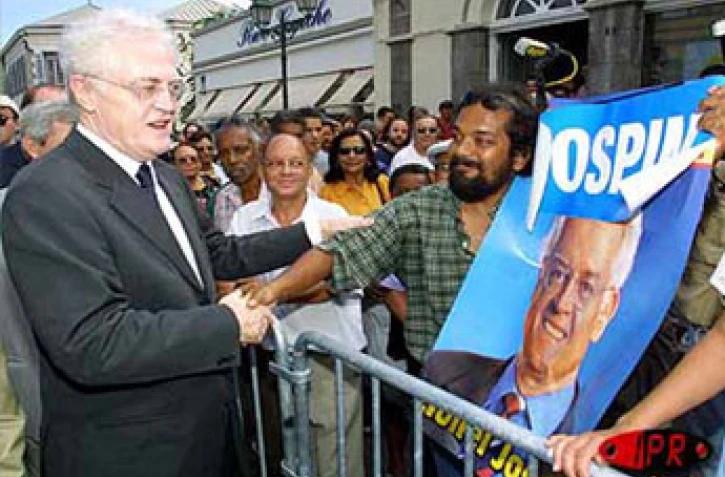 Le Premier ministre Lionel Jospin était en visite officielle à La Réunion du jeudi 25 janvier au samedi 27 janvier 2001